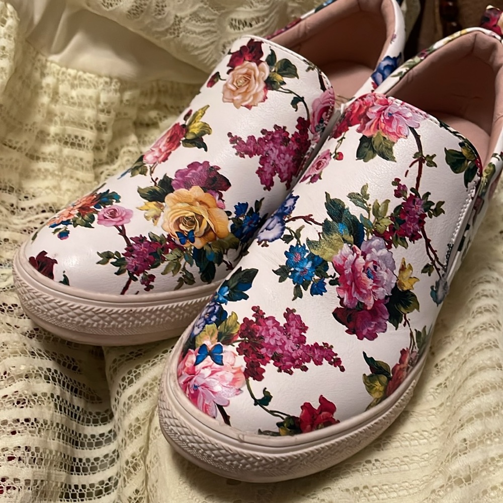 Wanted Brand wedge floral shoes.Size 8.5 Roses, Lilacs, Butterflies & Greenery.
